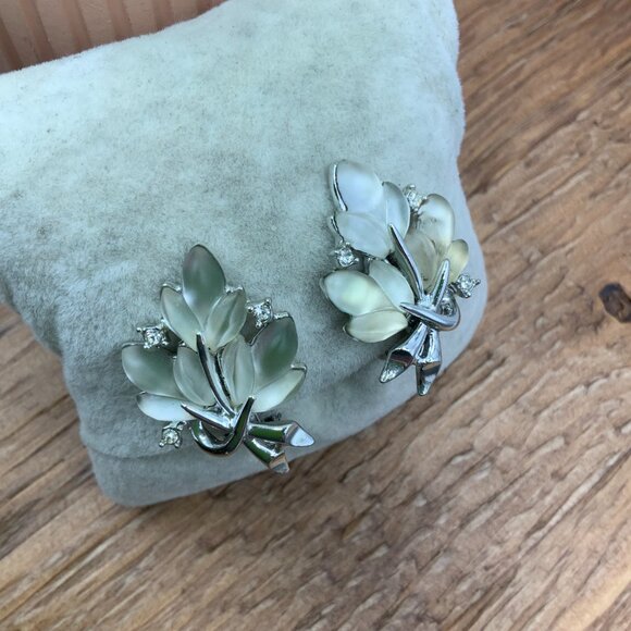 Charpel Vintage Lucite Rhinestone Silver Tone Flower Leaf Clipped Earrings - Picture 5 of 7